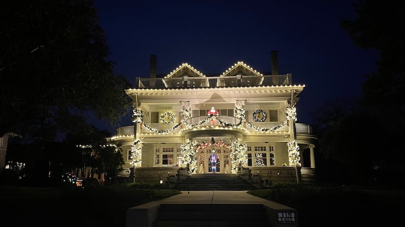 Christmas Lights in Monte Vista, San Antonio – 2021 Guide For Best Time To Visit, Parking & More!