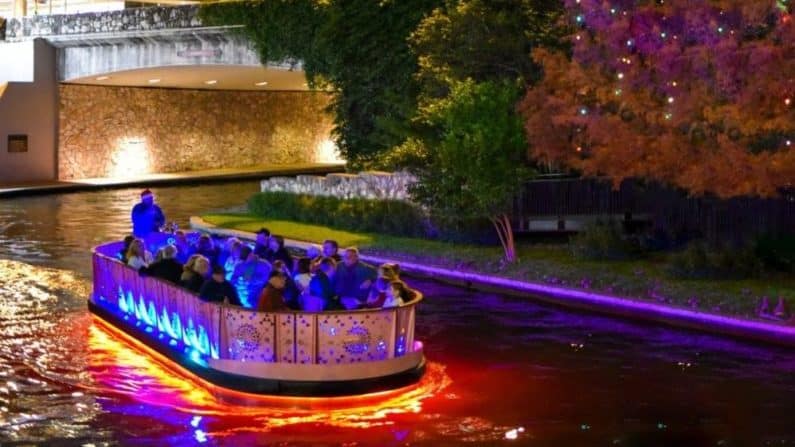 San Antonio Riverwalk Christmas Lights | Boat Tours