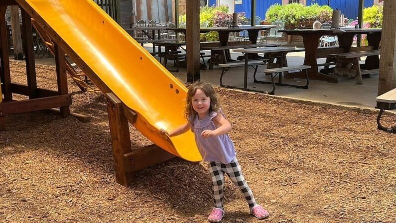 San Antonio restaurants with playgrounds - The Cove