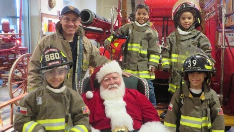 Kids events in San Antonio in December 2025 - Santa and the Grinch at the Fire Museum